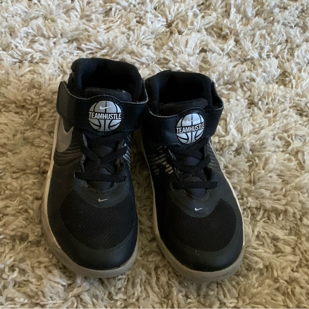 Nike Team Hustle Kids Black Sneakers